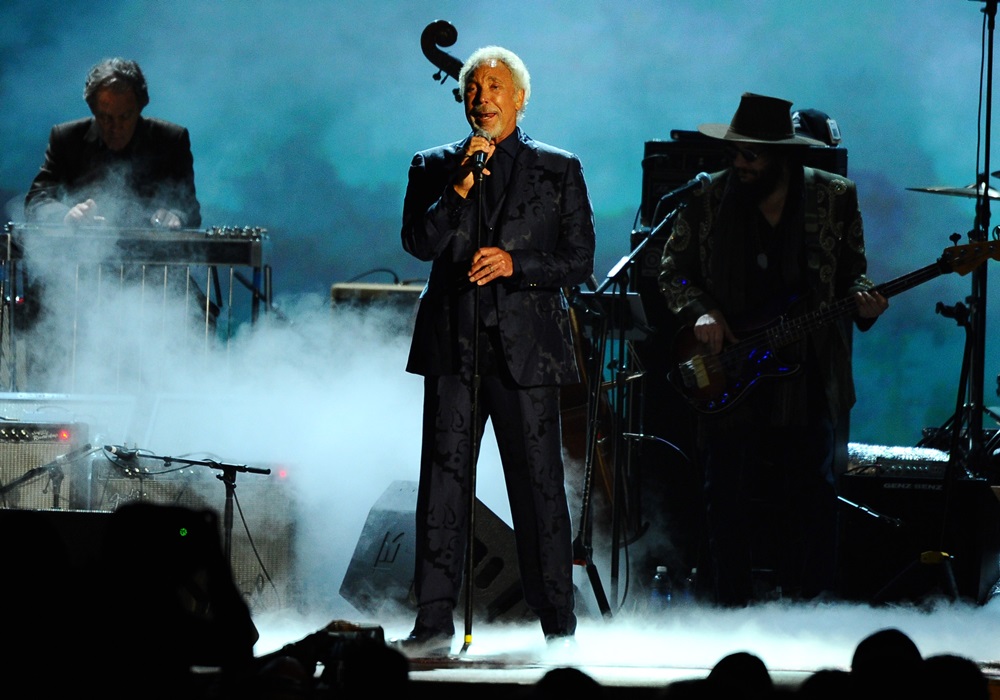 Tom Jones tocando no Los Angeles Convention Center, em 2015