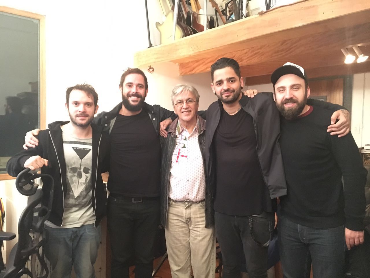 Caetano Veloso em registro de colaboração para o disco A Sinfonia de Tudo Que Há, do Fresno