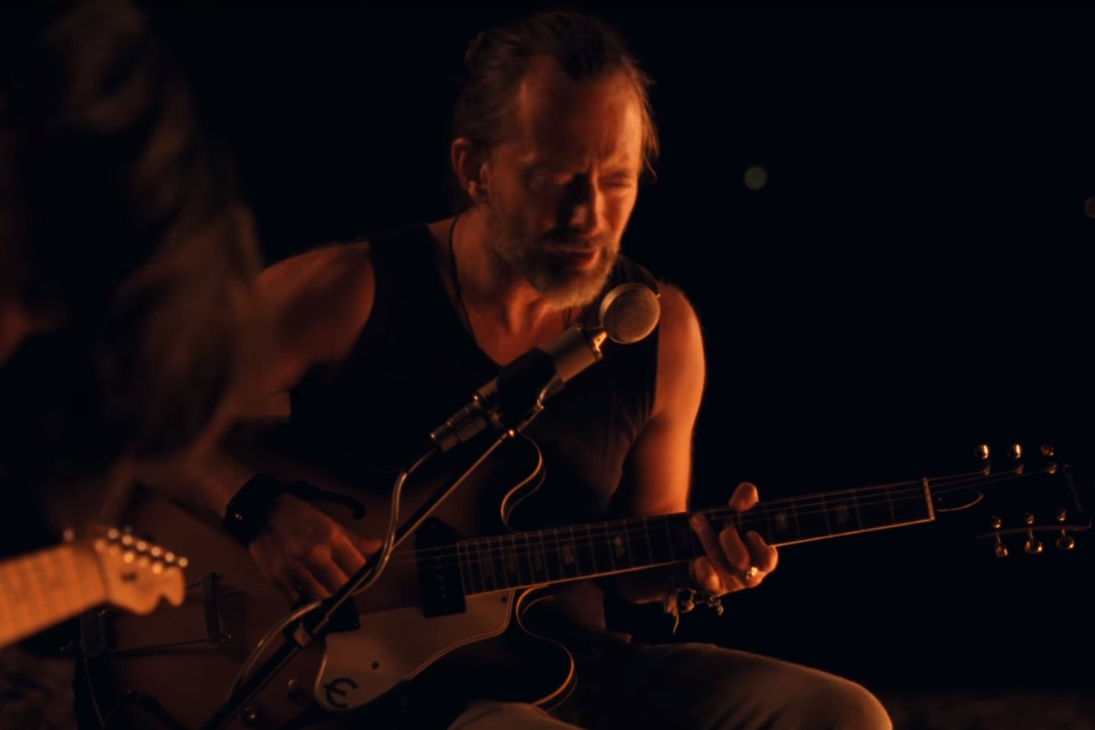 Thom Yorke no clipe de "Present Tense"