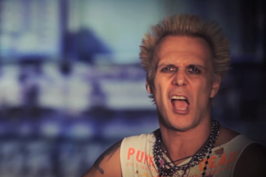 O cantor Supla no videoclipe de "Anarquia Lifestyle"