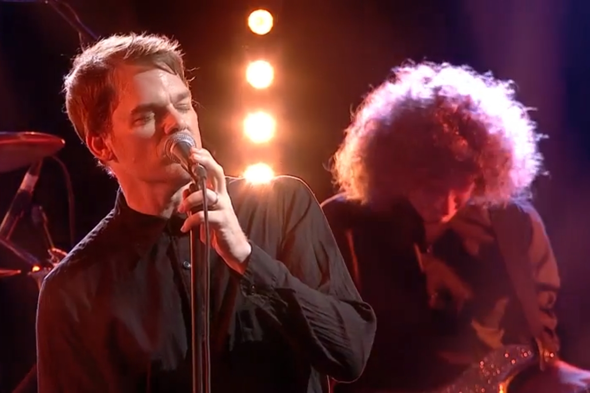 Michael C. Hall durante performance no Mercury Prize de 2016, cantando "Lazarus", de David Bowie