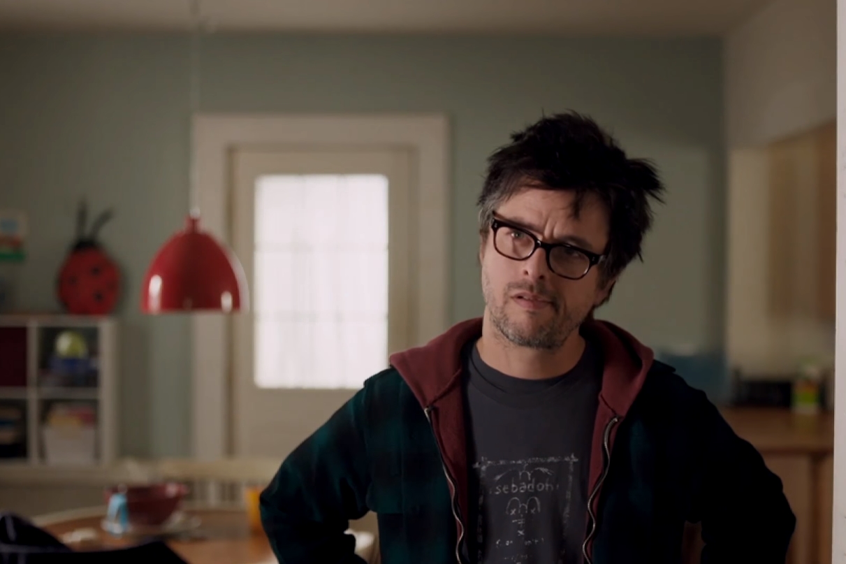 Billie Joe Armstrong, do Green Day, interpretando Perry em cena do filme Ordinary World (2016)