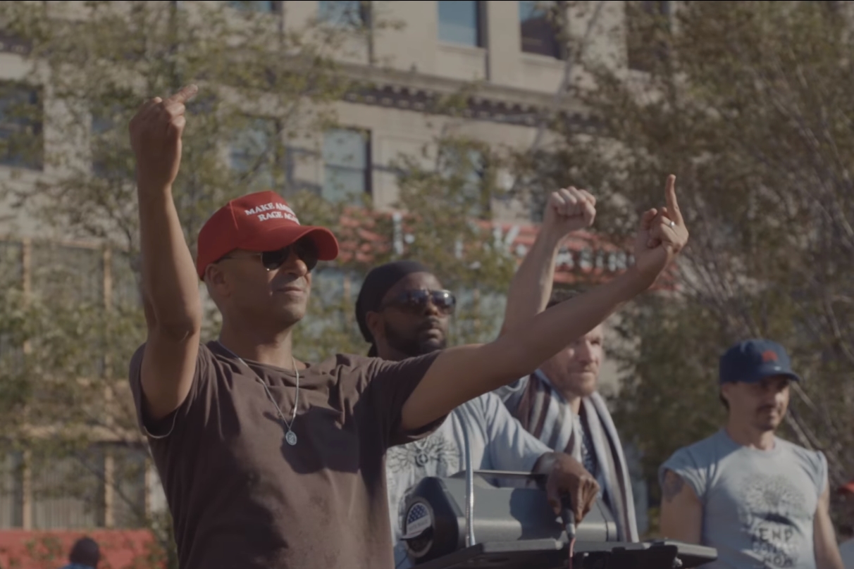 Tom Morello (Rage Against the Machine, Audioslave) à frente do Prophets of Rage em cena do clipe de "Prophets of Rage"