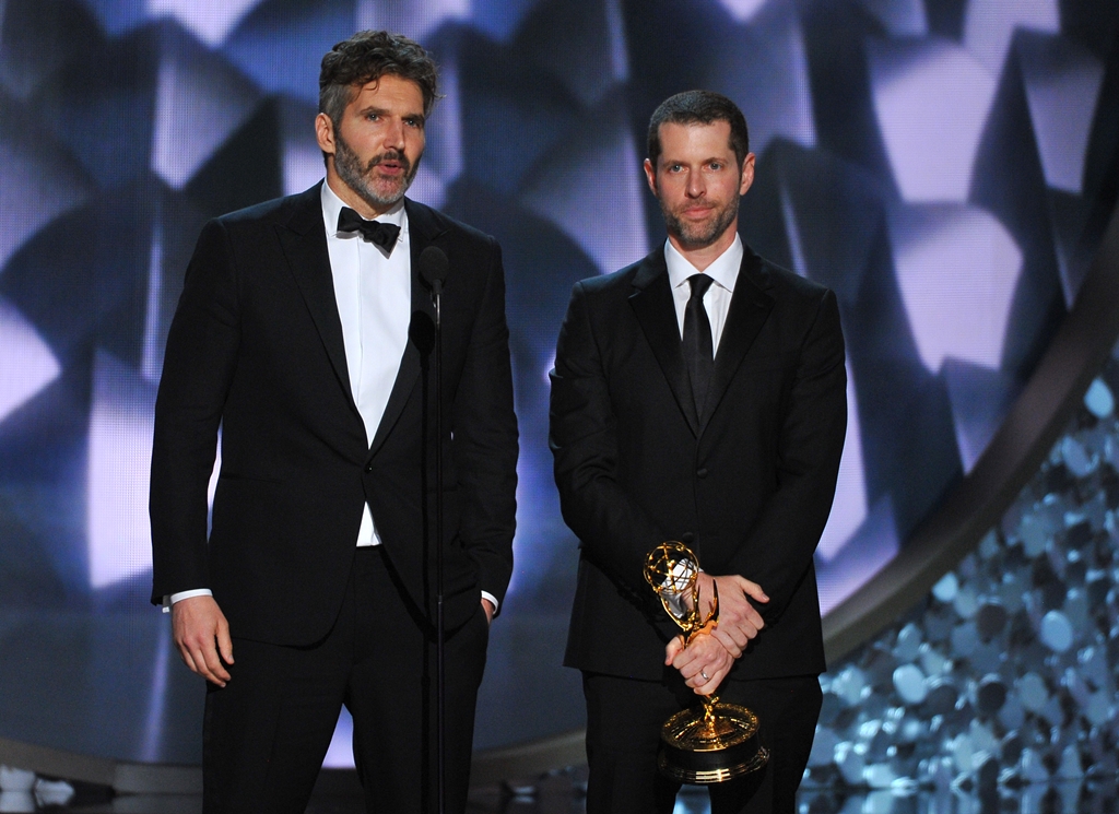 David Benioff (à esquerda) e D.B Weiss, criadores de Game of Thrones, recebem o Emmy de Melhor Série Dramática