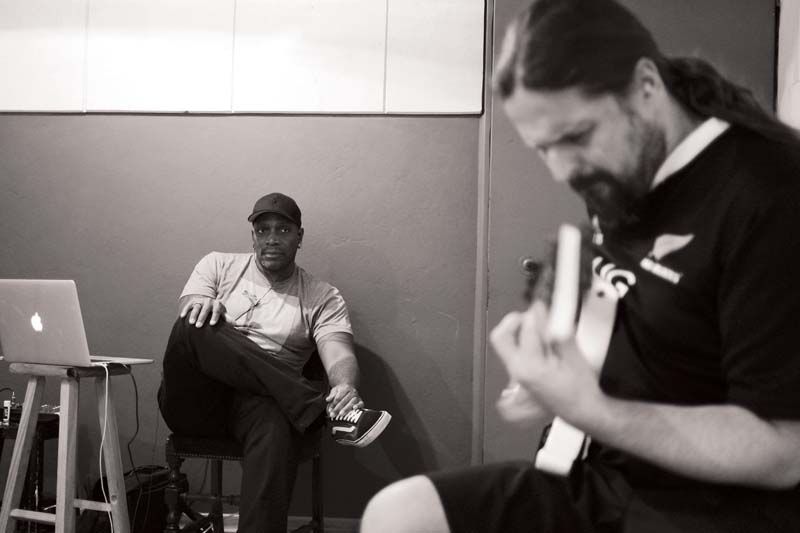 Andreas Kisser e Derrick Green (ao fundo) trabalhando nas canções do novo disco