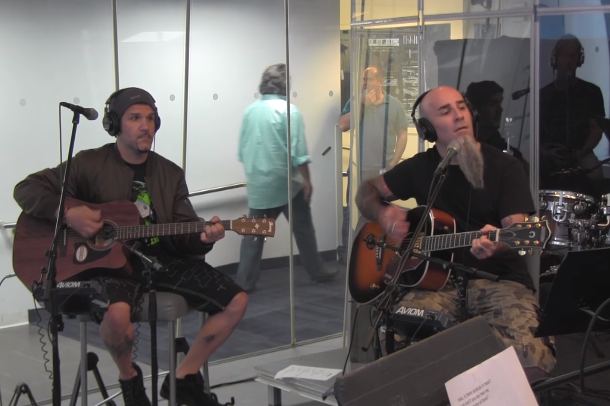Integrantes do Anthrax apresentando uma versão de “Comfortably Numb”, do Pink Floyd, no Opie Radio, da rádio norte-americana SiriusXM