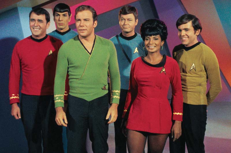 O elenco da série de TV em 1967: James Doohan, Leonard Nimoy, William Shatner, DeForest Kelley, Nichelle Nichols e Walter Koenig (da esq. para a dir.)