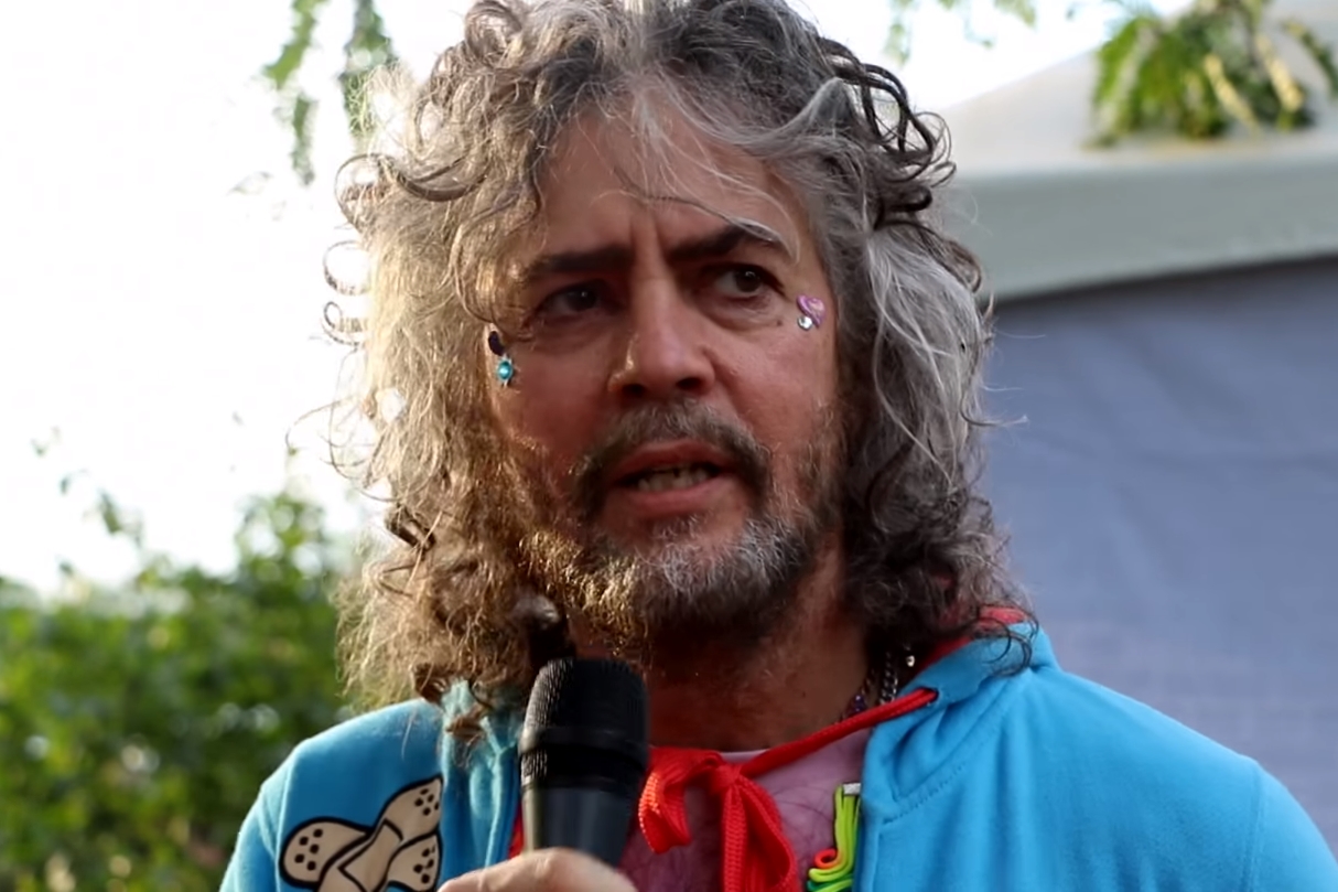 Wayne Coyne, líder do Flaming Lips, em trecho de vídeo de entrevista
