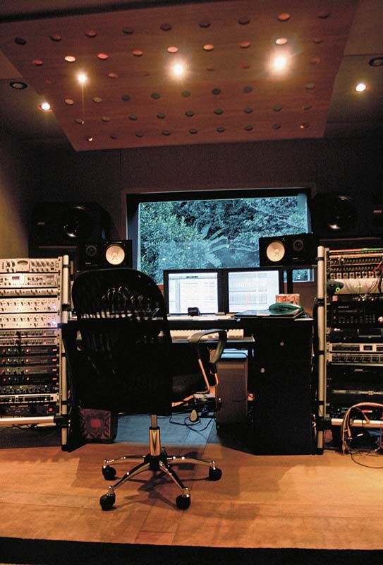 O estúdio Fábrica, localizado em uma área de muito verde, já contou com a presença do tecladista Bernie Worrell,  integrante do Parliament-Funkadelic