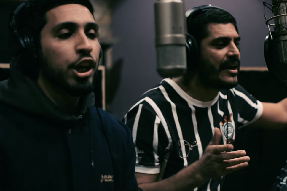 Os rappers paulistas  Rashid e Criolo em cena do clipe de “Homem do Mundo”, parceria deles