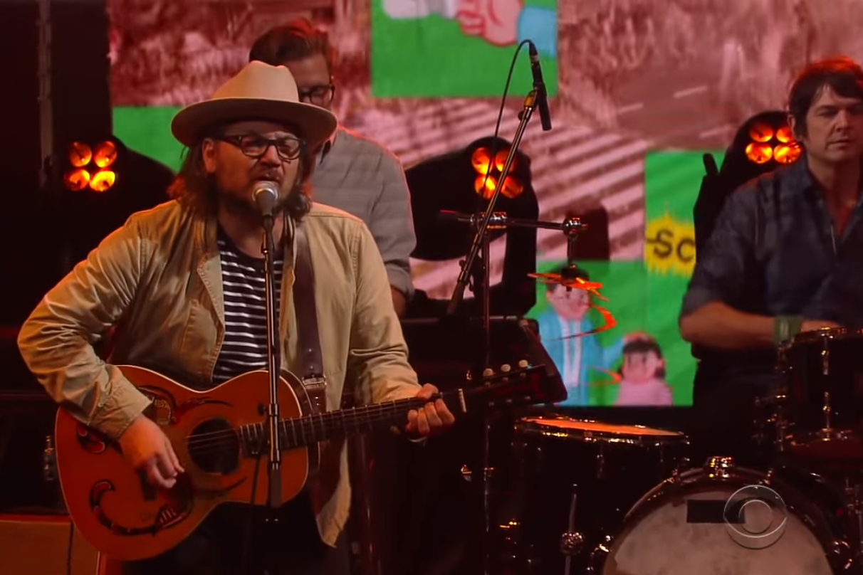 Wilco durante performance no programa norte-americano The Late Show, do apresentador Stephen Colbert