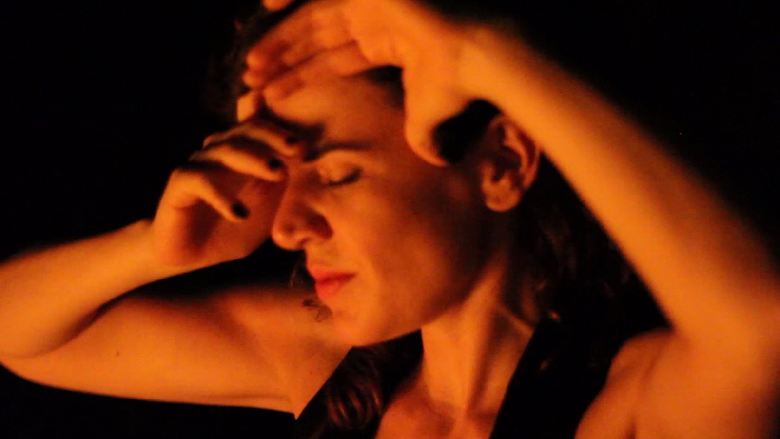 Mariana Aydar no clipe de "Te faço um cafuné"