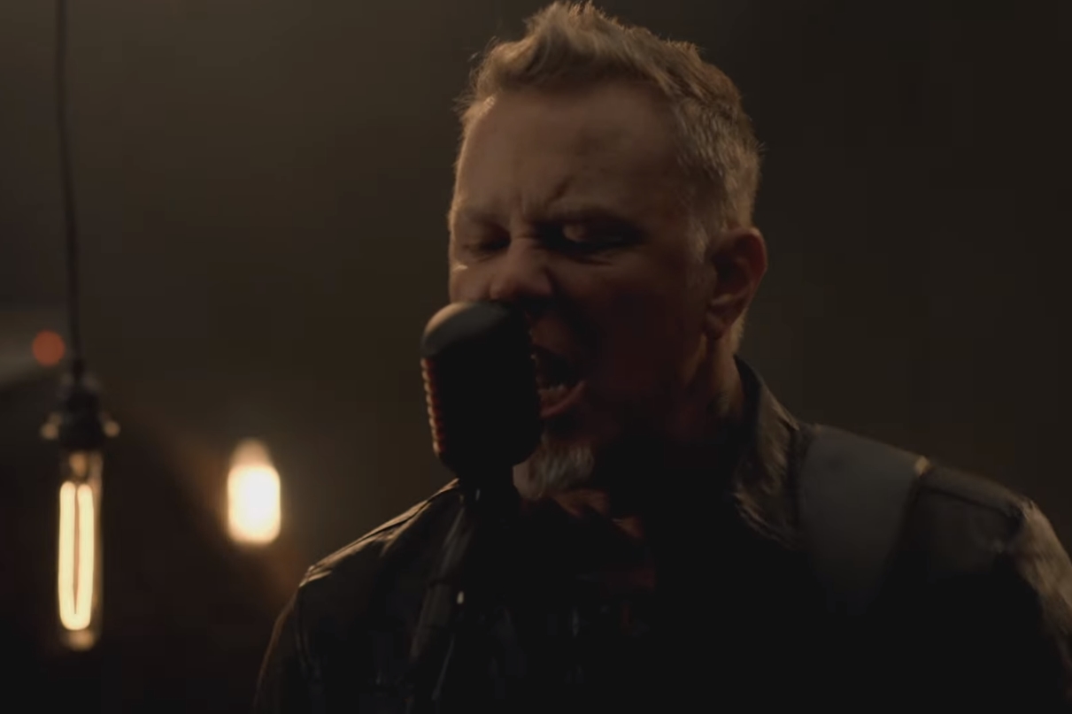 James Hetfield em trecho do clipe de “Moth Into Flame”, do Metallica