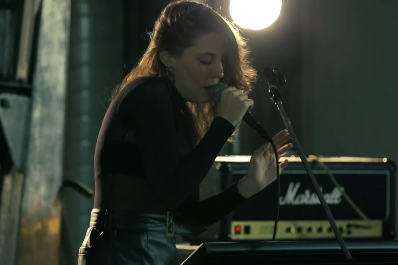 Luiza Pereira, vocalista do Inky, durante vídeo de performance ao vivo nos estúdios da Red Bull, em São Paulo