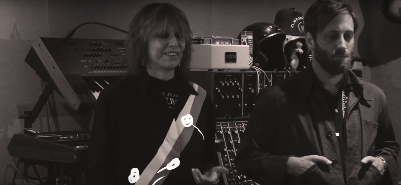 Chrissie Hynde e Dan Auerbach no clipe de "Holy Commotion", novo single do The Pretenders