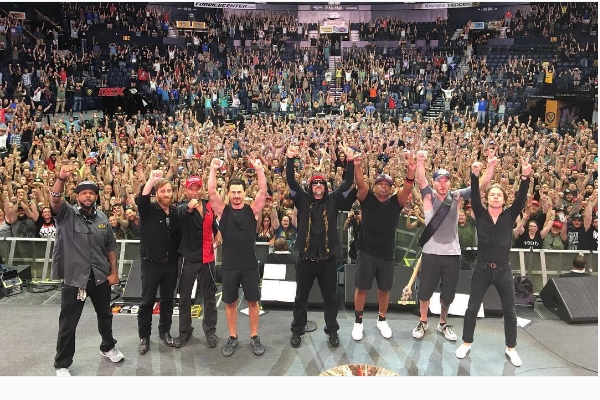 Prophets of Rage com Matt Shultz, do Cage the Elephant, e Dan Auerbach, do Black Keys, durante show em Nashville, nos Estados Unidos