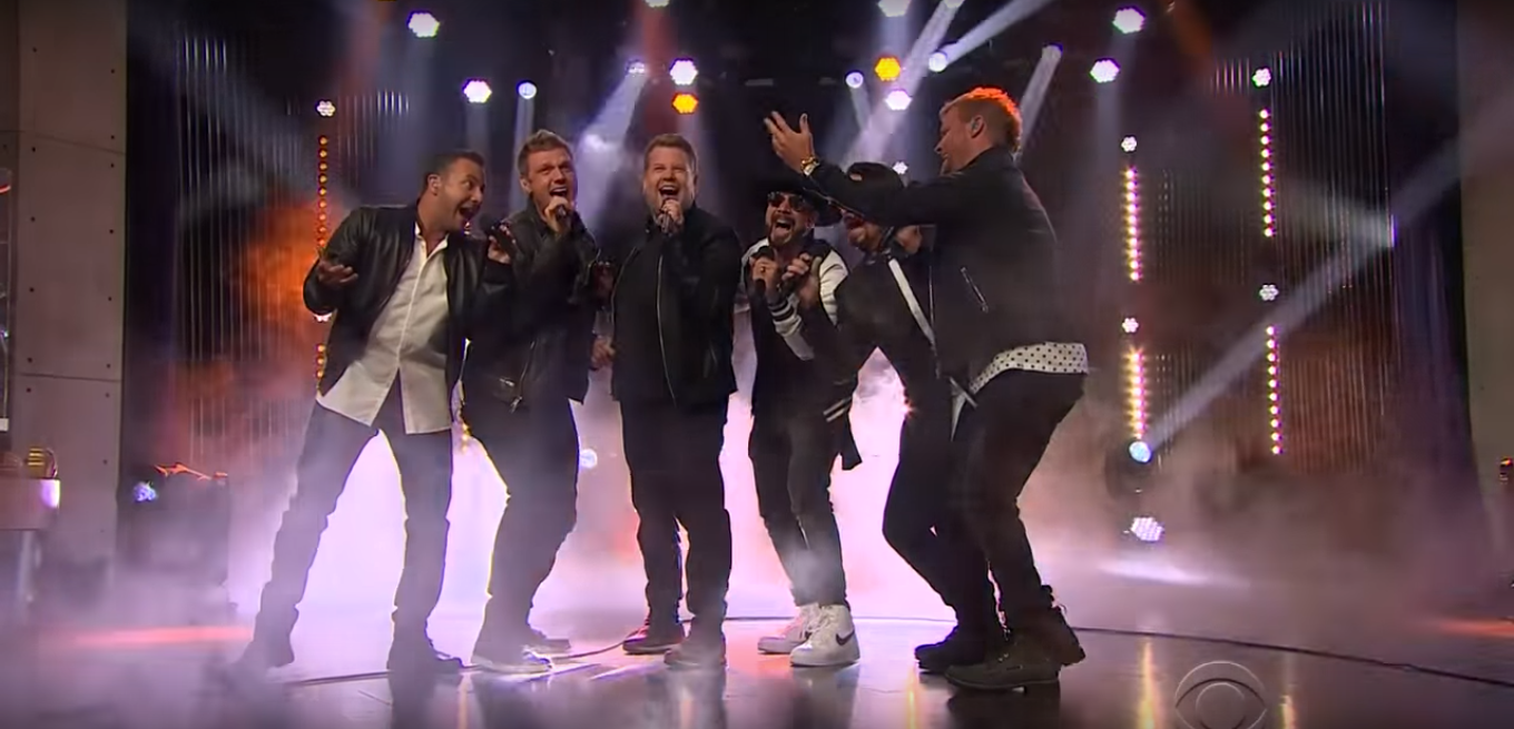 James Corden, apresentador do Late Late Show e Backstreet Boys apresentam "Everybody (Backstreet's Back)", sucesso do grupo