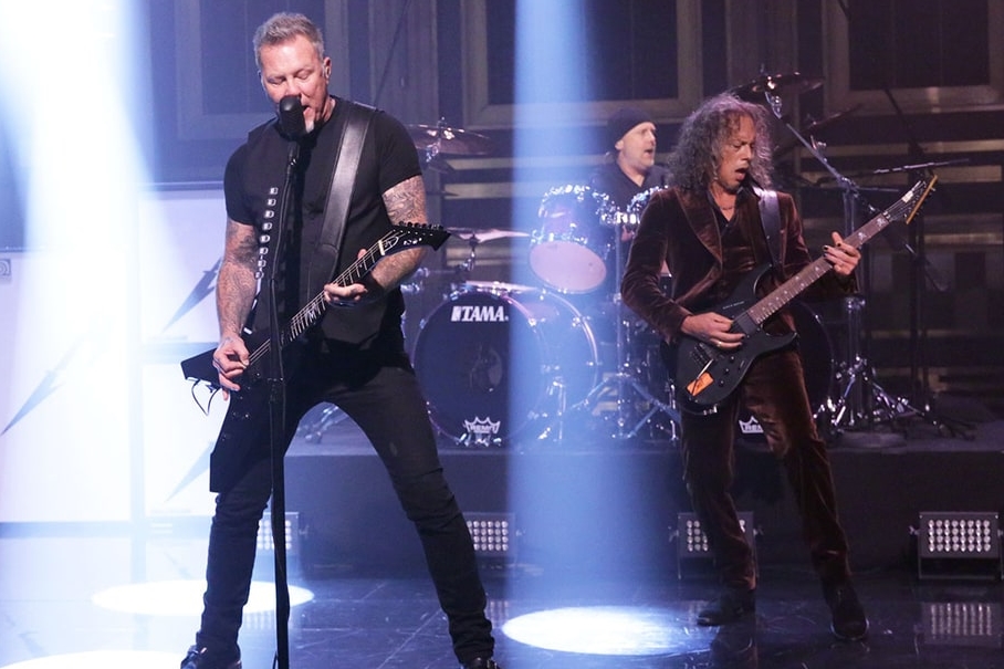 Metallica durante performance da música “Moth Into Flame” no programa de TV The Tonight Show, de Jimmy Fallon
