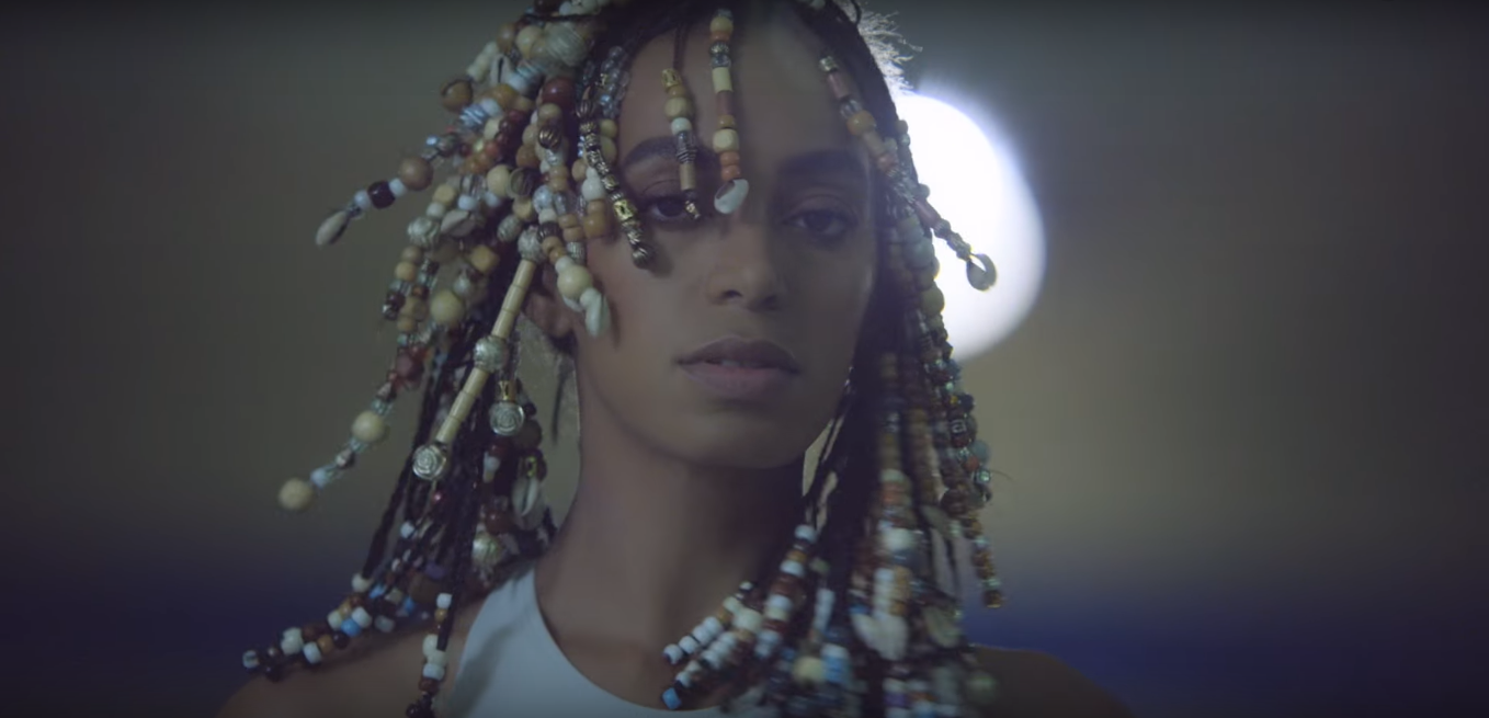 Solange no clipe de "Don't Touch My Hair", faixa de seu novo disco A Seat at the Table