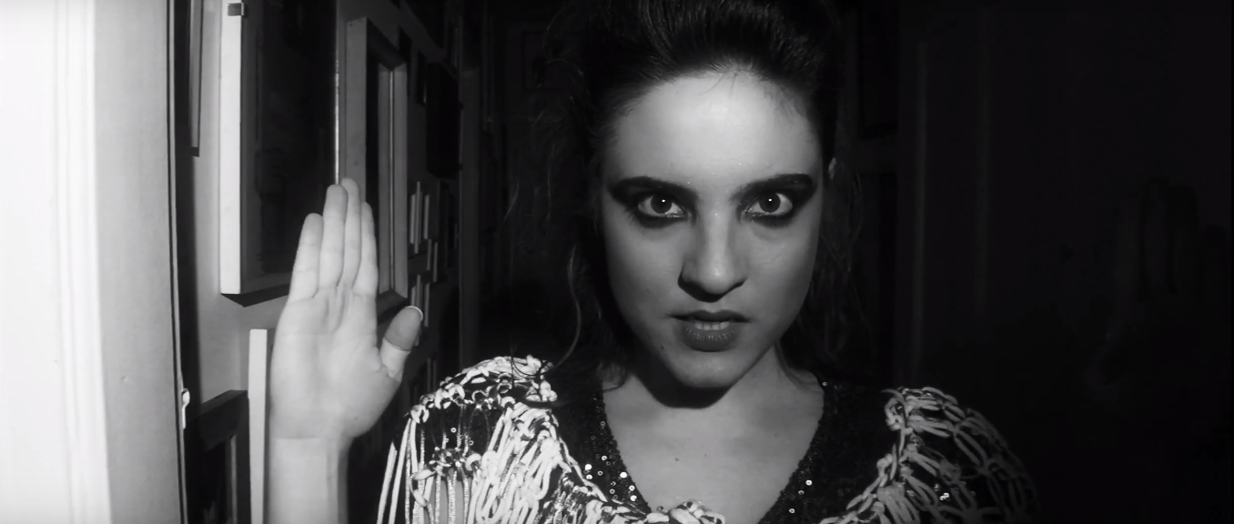 Camila Garófalo no clipe de "Camarim"