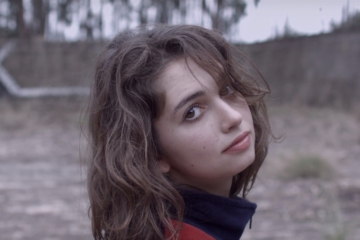 Cena do clipe de "Criança", do Terno Rei