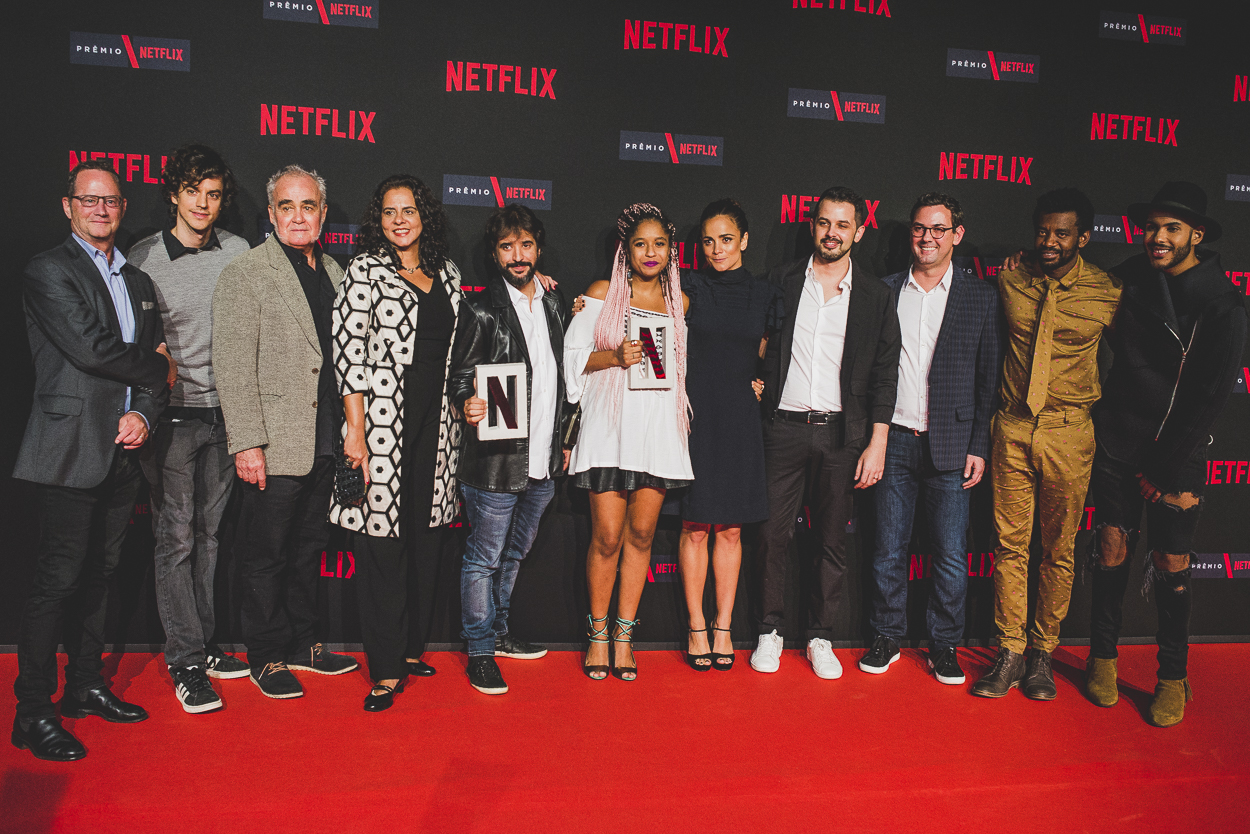 Evento de premiação do Prêmio Netflix 2016. Da esquerda para a direita: Jonathan Friedland, Fernando Andrade, Cesar Charlone, Adriana Dutra, Iberê Carvalho, Dandara de Morais, Alice Braga, Thiago Lopes, Vinícius Lossaco, Fabrício Boliveira e Hugo Gloss