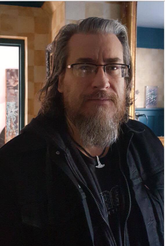 O quadrinista Simon Bisley