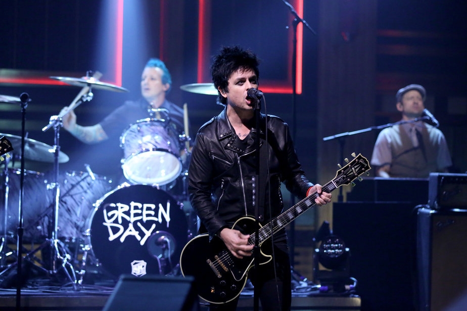 Billie Joe Armstrong comandando o Green Day em performance no programa de Jimmy Fallon