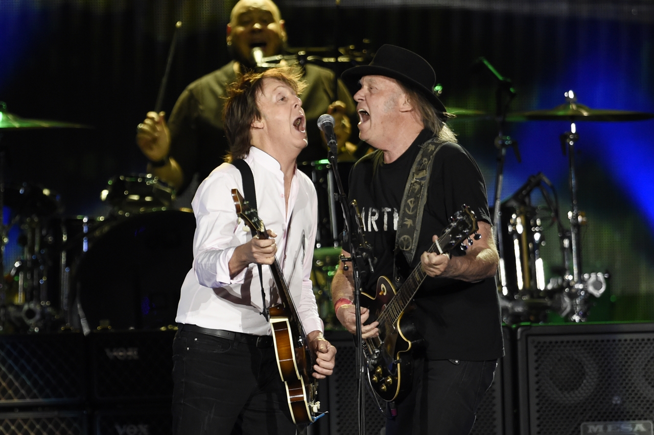 Neil Young e Paul McCartney durante performance conjunta no segundo dia do festival Desert Trip