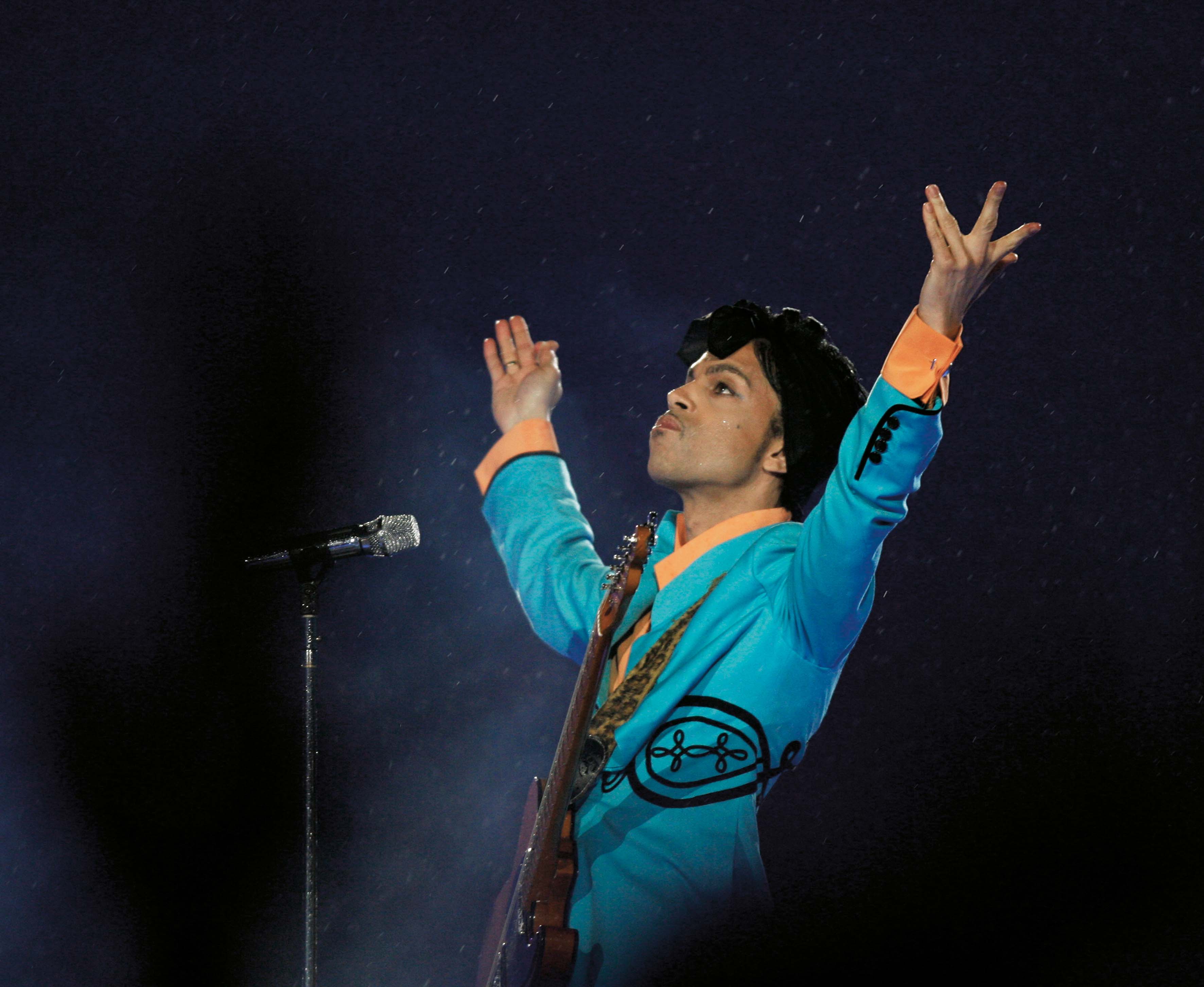 HERANÇA DISPUTADA  Seis meses depois da morte de Prince, ainda não se sabe o que será de tudo o que ele deixou para trás