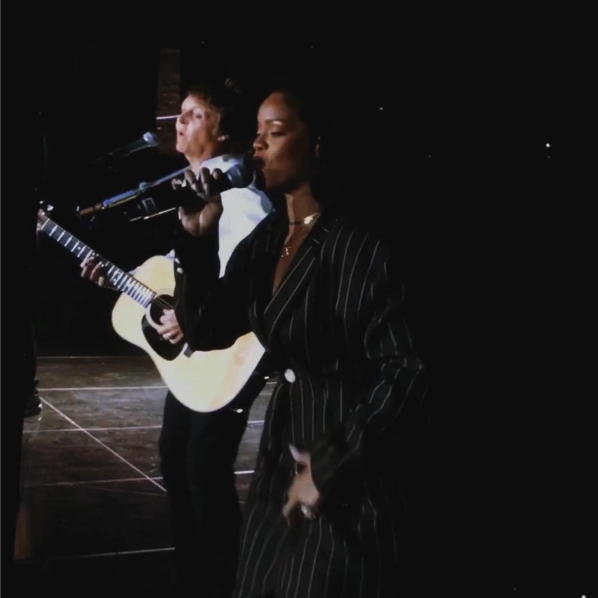 Paul McCartney e Rihanna durante show do ex-beatle no festival Desert Trip