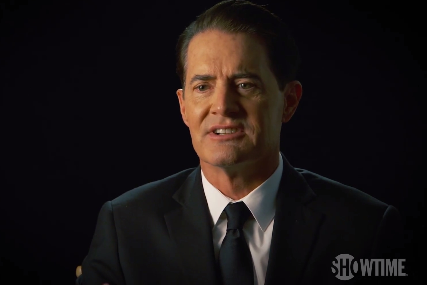 Kyle MacLachlan, intérprete do Agente Cooper em Twin Peaks, em cena de vídeo sobre a terceira temporada da série
