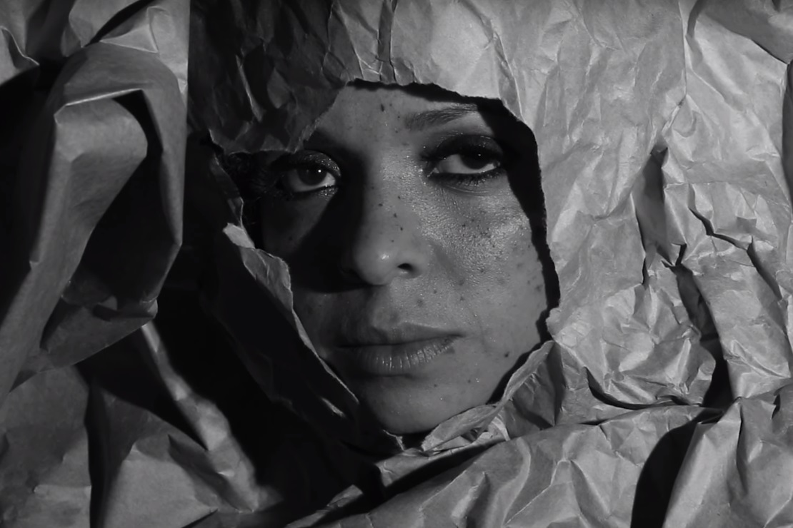 Anelis Assumpção no clipe de "Declaração"