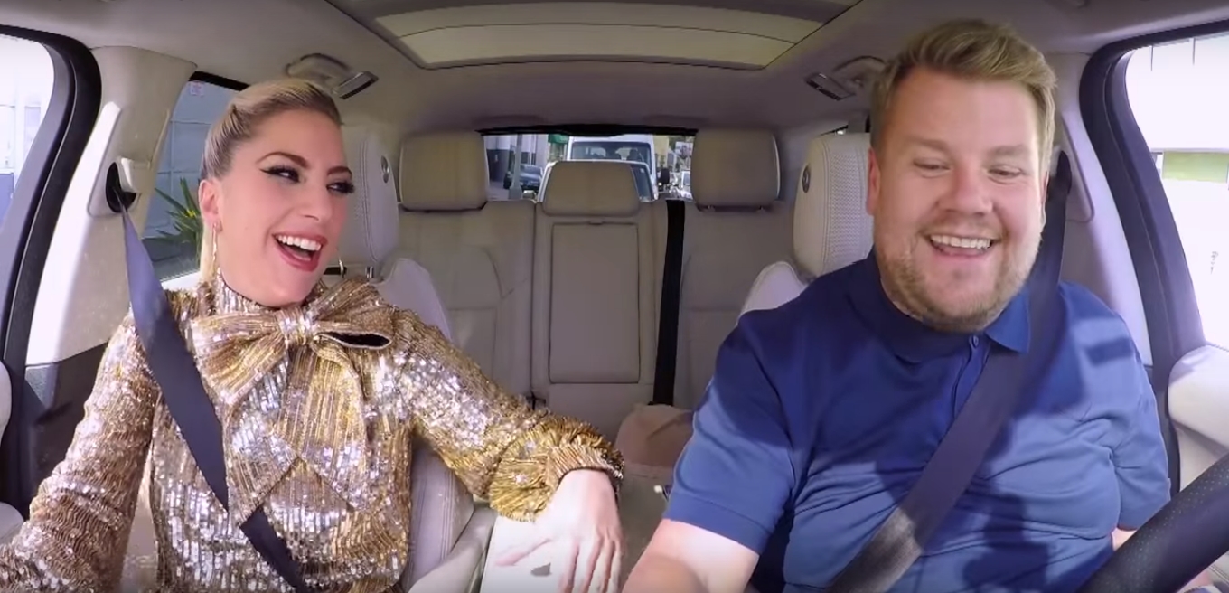 Lady Gaga e James Corden no "Carpool Karaoke", quadro do Late Late Show