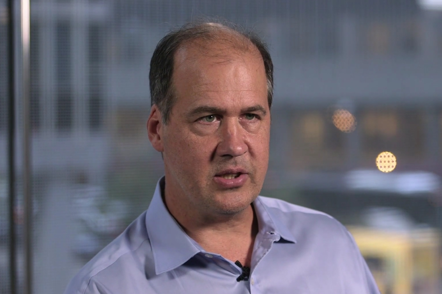 Krist Novoselic, ex-baixista do Nirvana, em trecho de vídeo de entrevista à Rolling Stone EUA