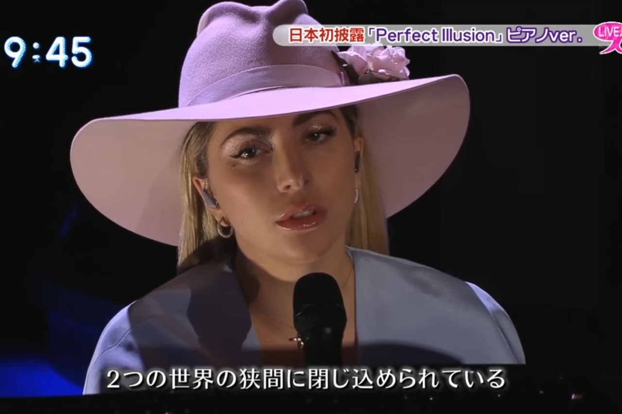 Lady Gaga em programa de TV do Japão apresentando versão de  “Perfect Illusion” ao piano