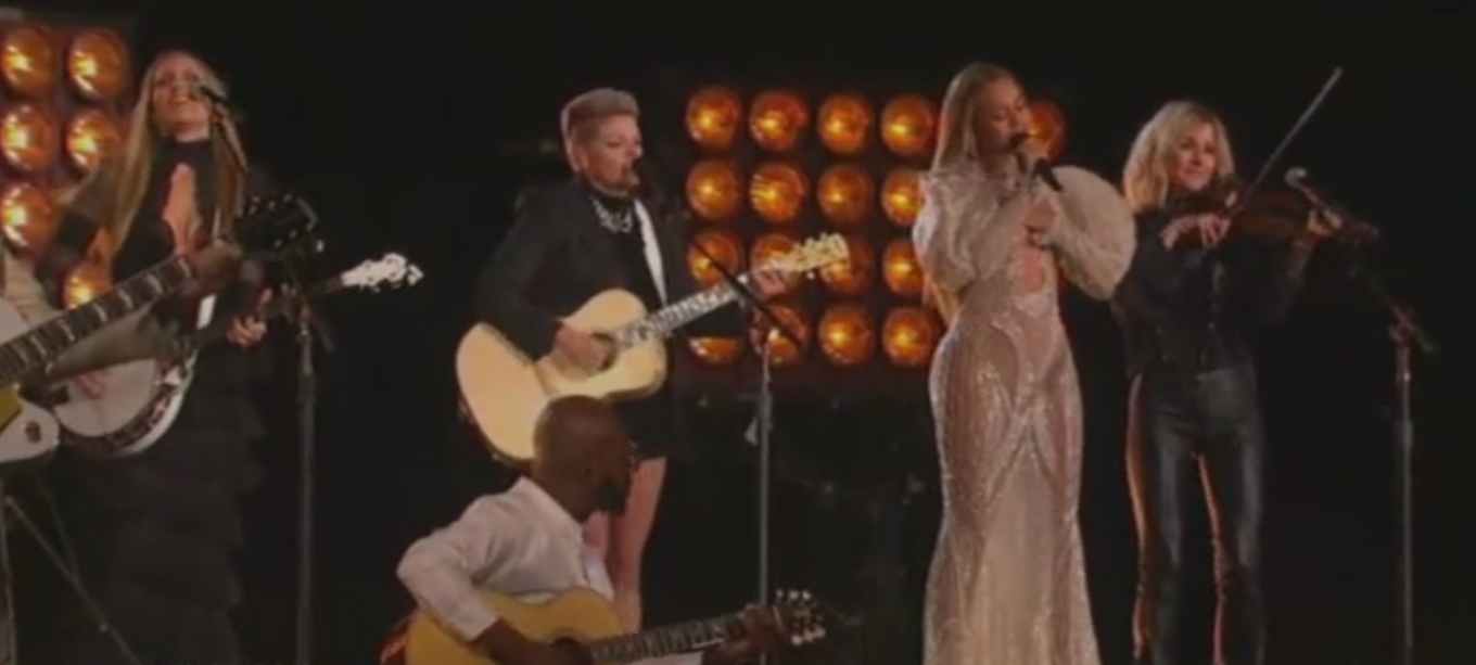 Beyoncé e Dixie Chicks em apresentação no 50º CMA Awards