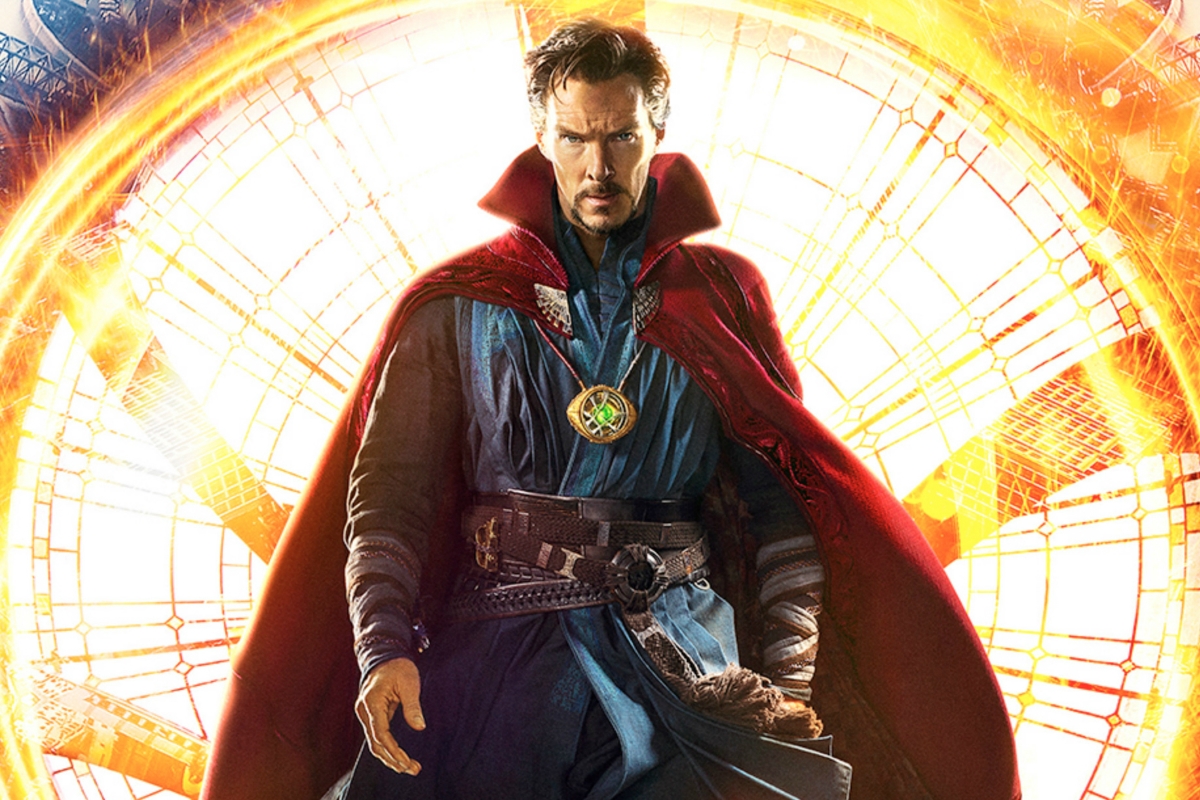 Benedict Cumberbatch dando vida ao personagem-título de Doutor Estranho
