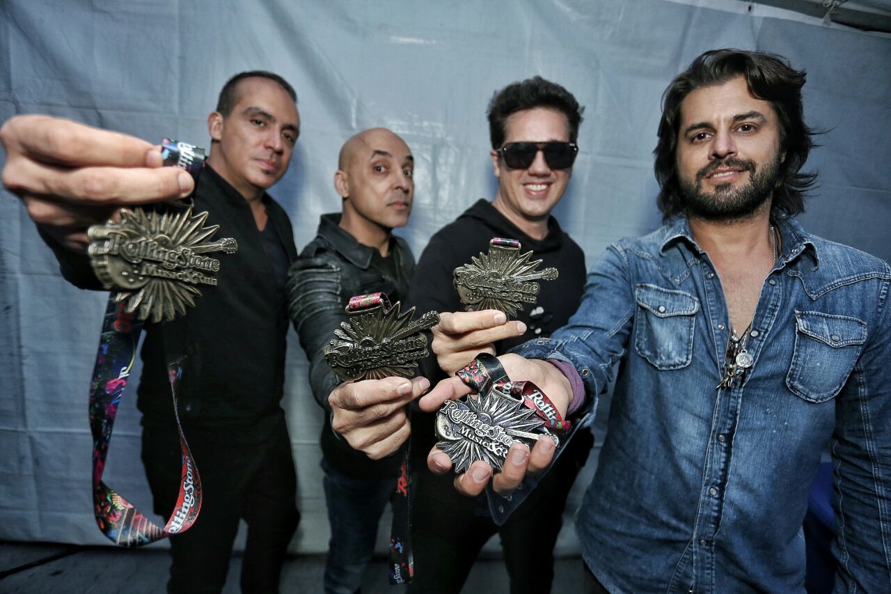 Jota Quest no backstage do Rolling Stone Music & Run 2016, com as medalhas que foram dadas a todos os participantes da corrida
