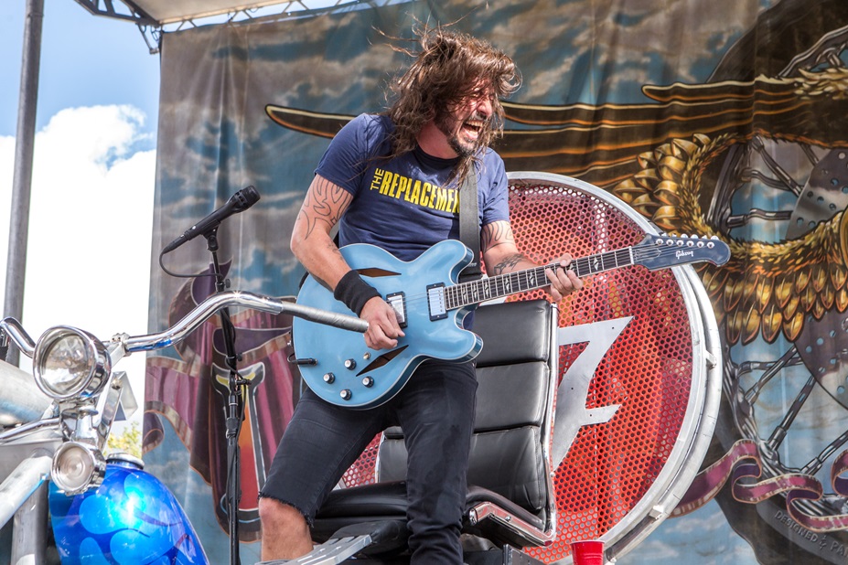 Dave Grohl em performance do Foo Fighters