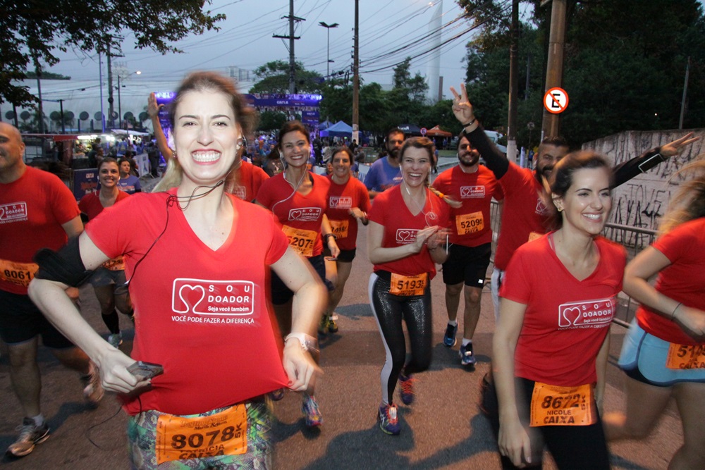 Patrícia, à esquerda, durante o trajeto de 5k da corrida de rua Rolling Stone Music & Run