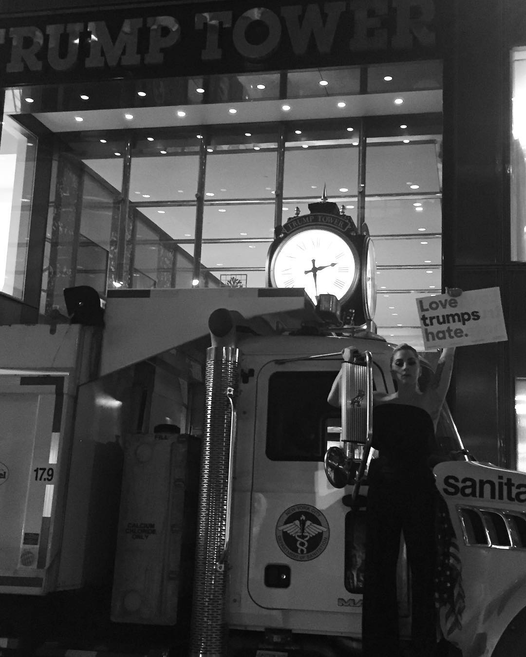 Lady Gaga em protesto contra a vitória de Donald Trump