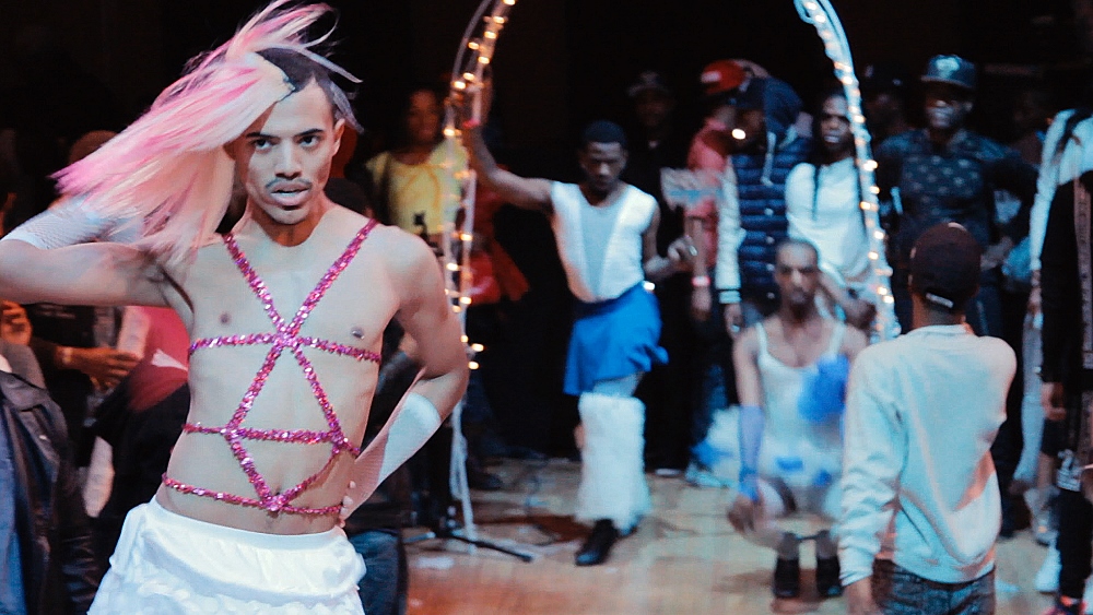 Cena de Kiki, de Sara Jordenö (Suécia/EUA), vencedor do Teddy de melhor documentário em Berlim