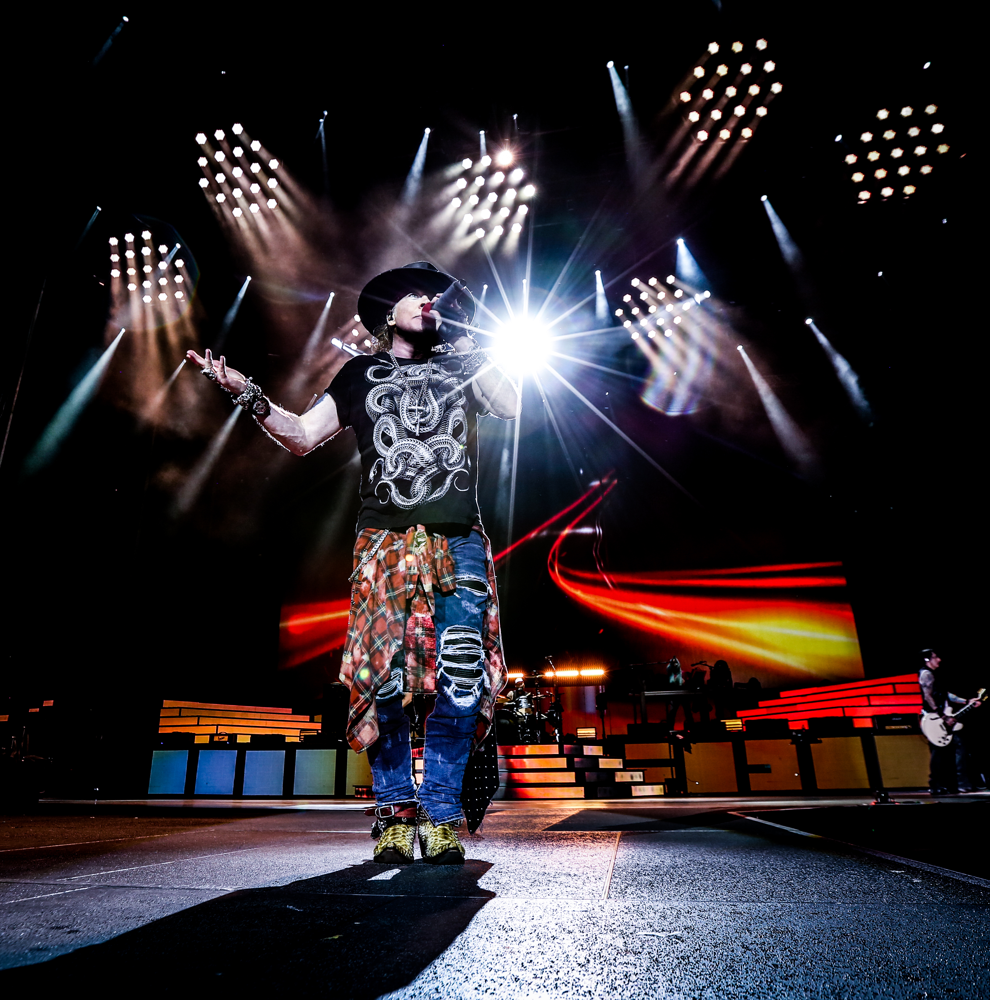 Guns N' Roses em apresentação nesta terça-feira, 8, no Estádio Beira-Rio, em Porto Alegre.