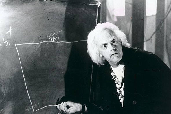 Christopher Lloyd como Doc Brown, na franquia De Volta Para O Futuro