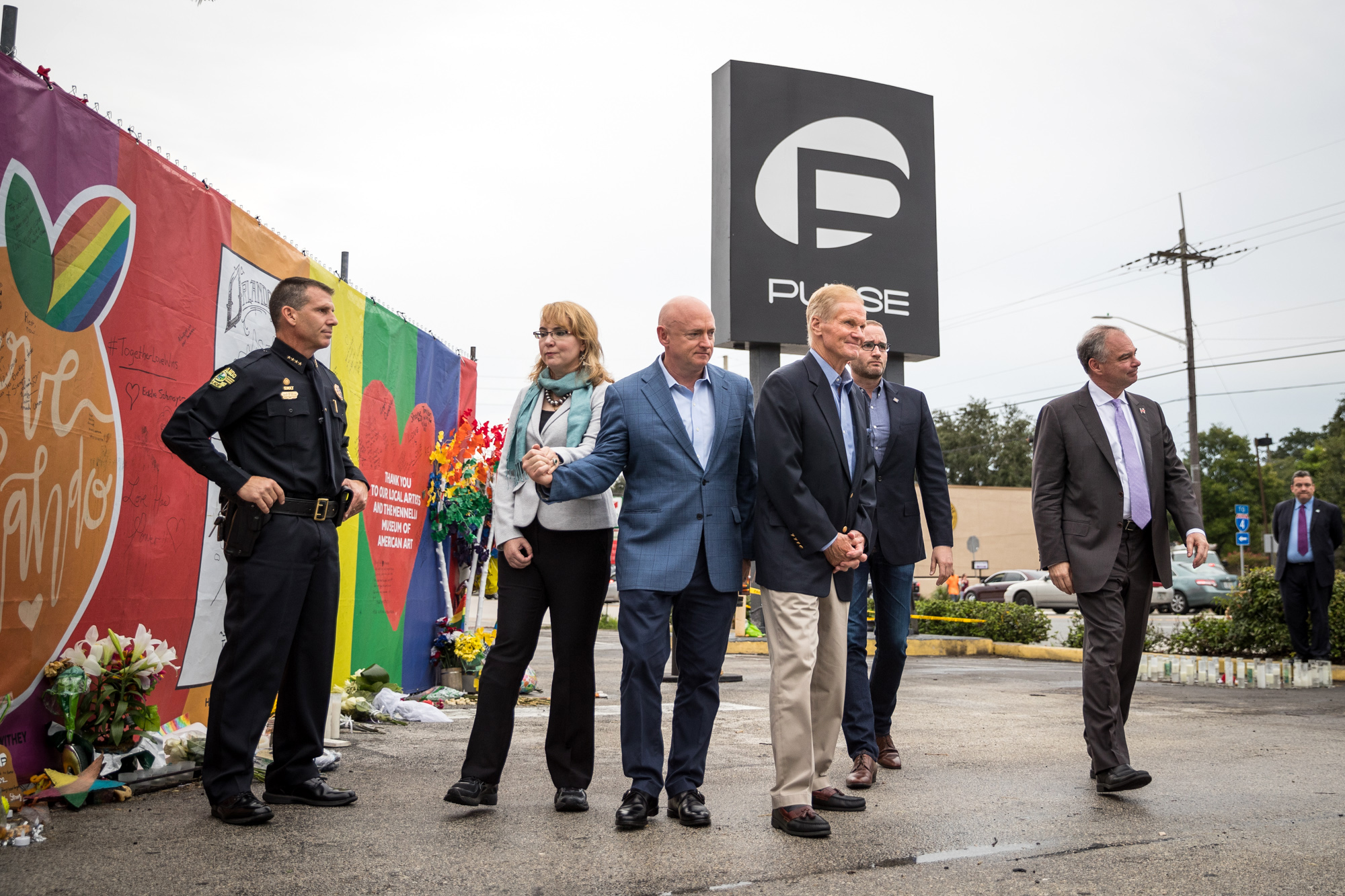 Tim Kaine, Gabby Giffords e Mark Kelly visitam um memorial no local da Pulse.