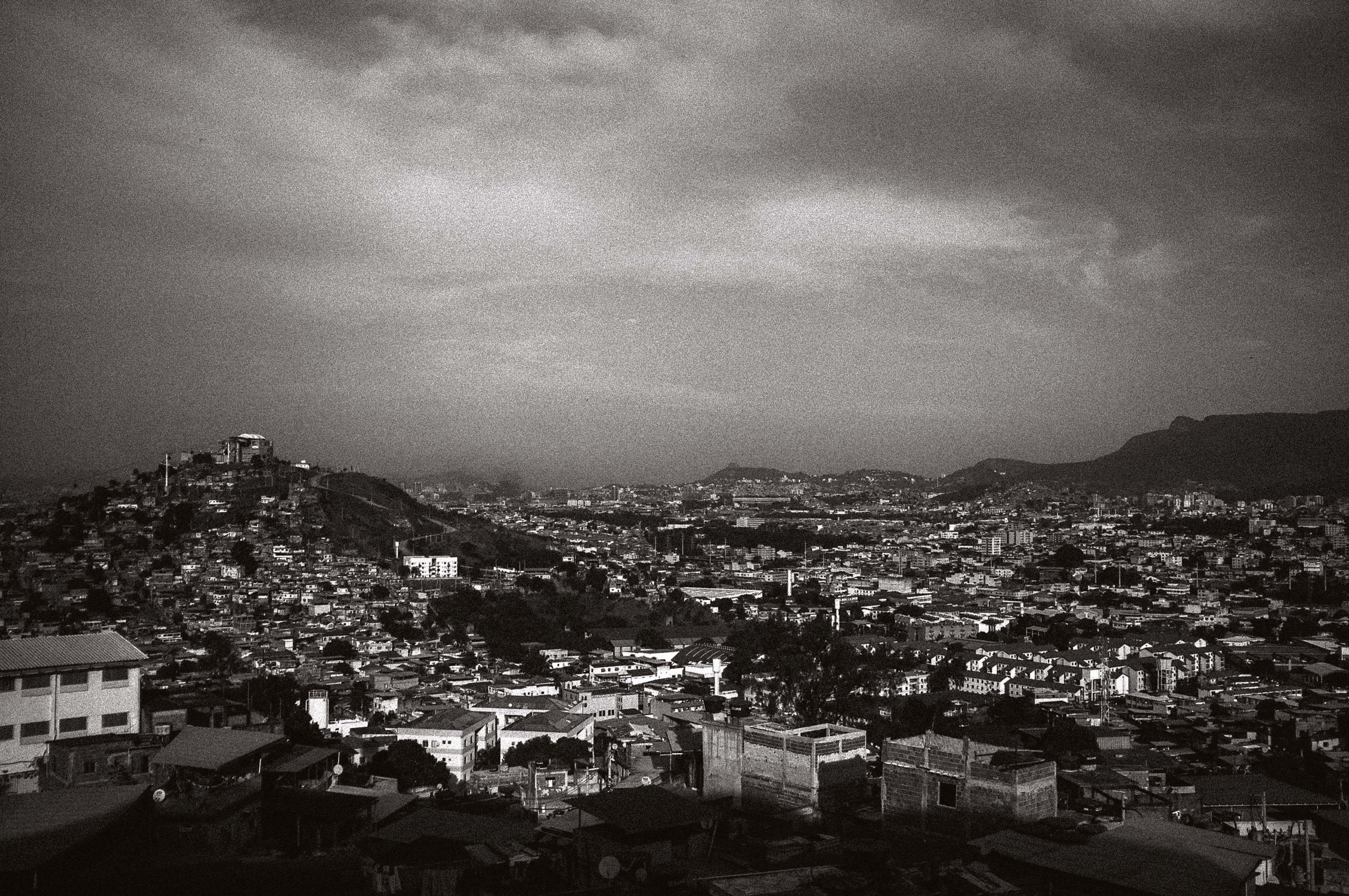 Complexo do Alemão. Segundo levantamento feito pelo IBGE em 2010, cerca de 60 mil pessoas moravam na região