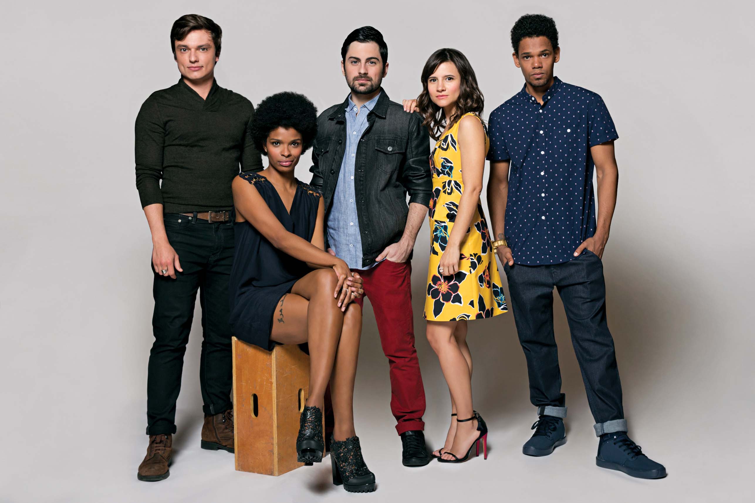 LINHA DE FRENTE
Os protagonistas de 3%: (da esq. p/ a dir.) Rafael Lozano, Vaneza Oliveira, Rodolfo Valente, Bianca Comparato e
Michel Gomes