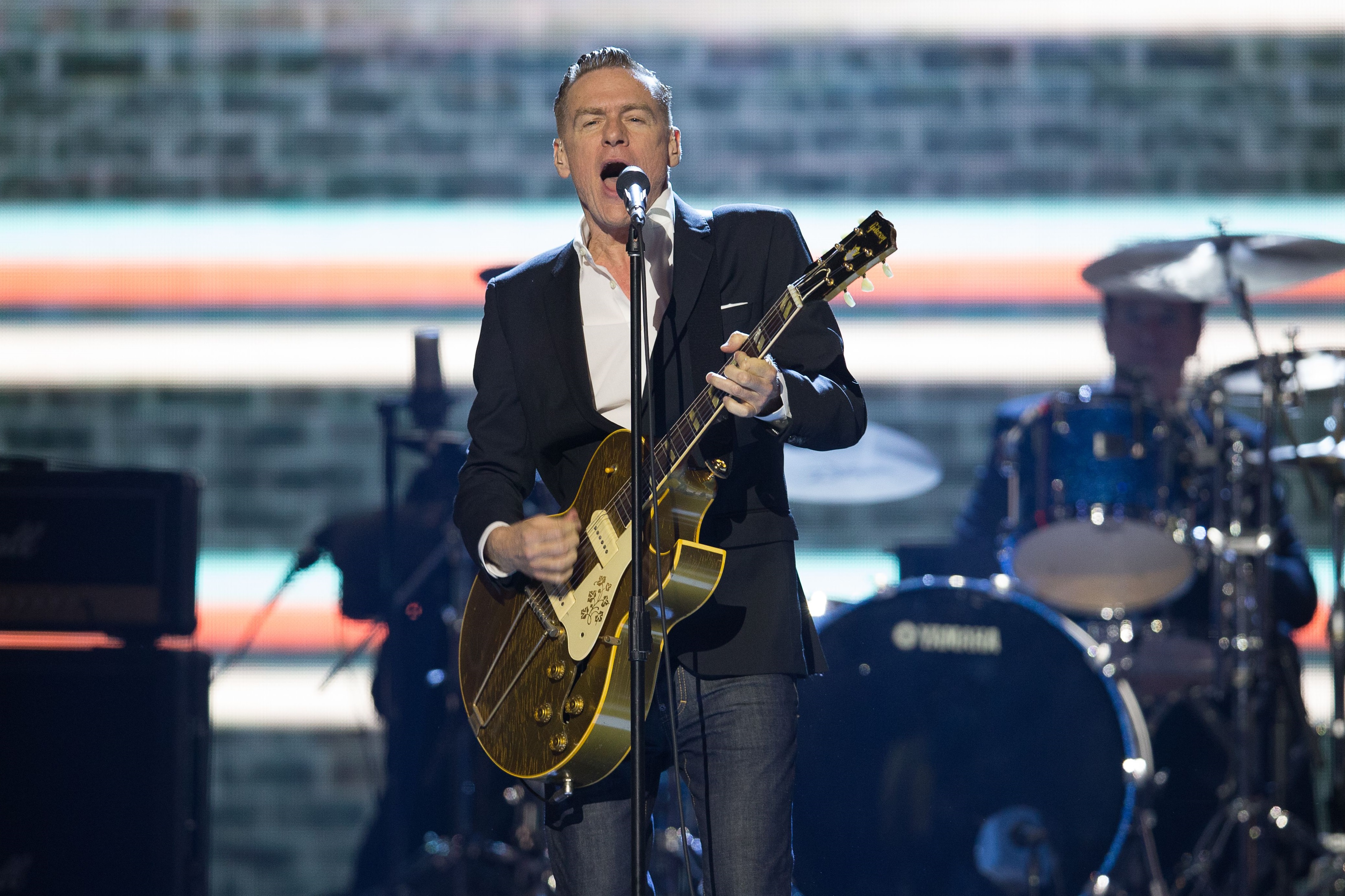 Bryan Adams durante apresentação no Juno Awards em abril de 2016
