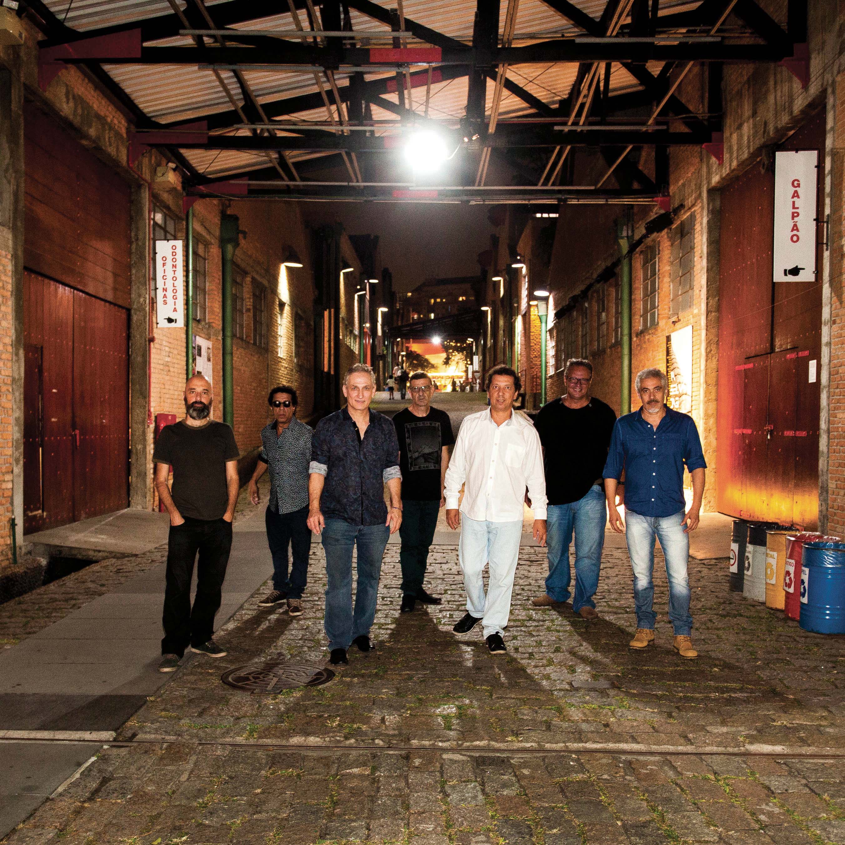 O Língua de Trapo em seu quartel-general, o Sesc Pompeia, em São Paulo. Sarrumor aparece ao centro, de óculos